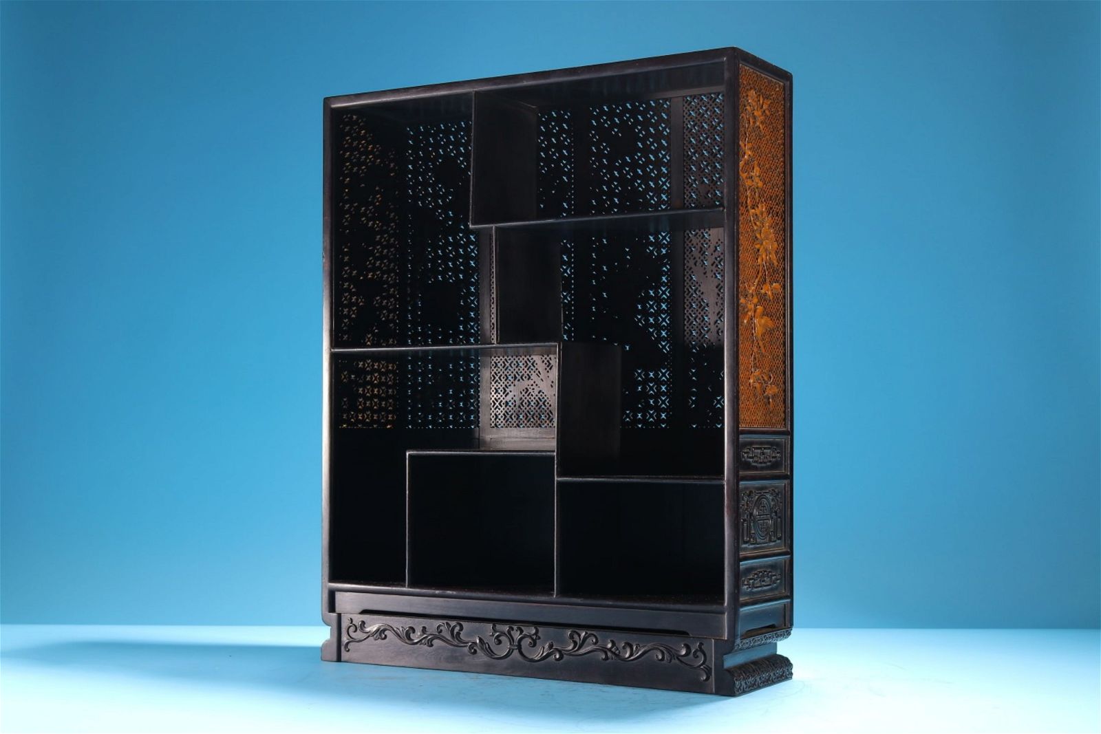 A CHINESE CARVED HARDWOOD ANTIQUE CABINETHt.47.5cm