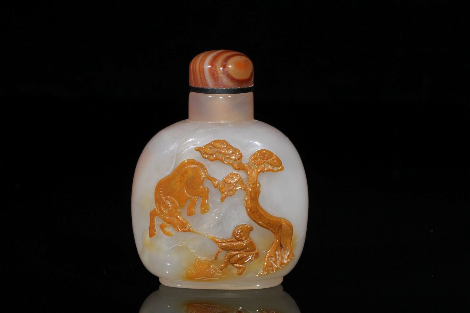 A CHINESE CARVED STONE SNUFF BOTTLEHt.6.5cm