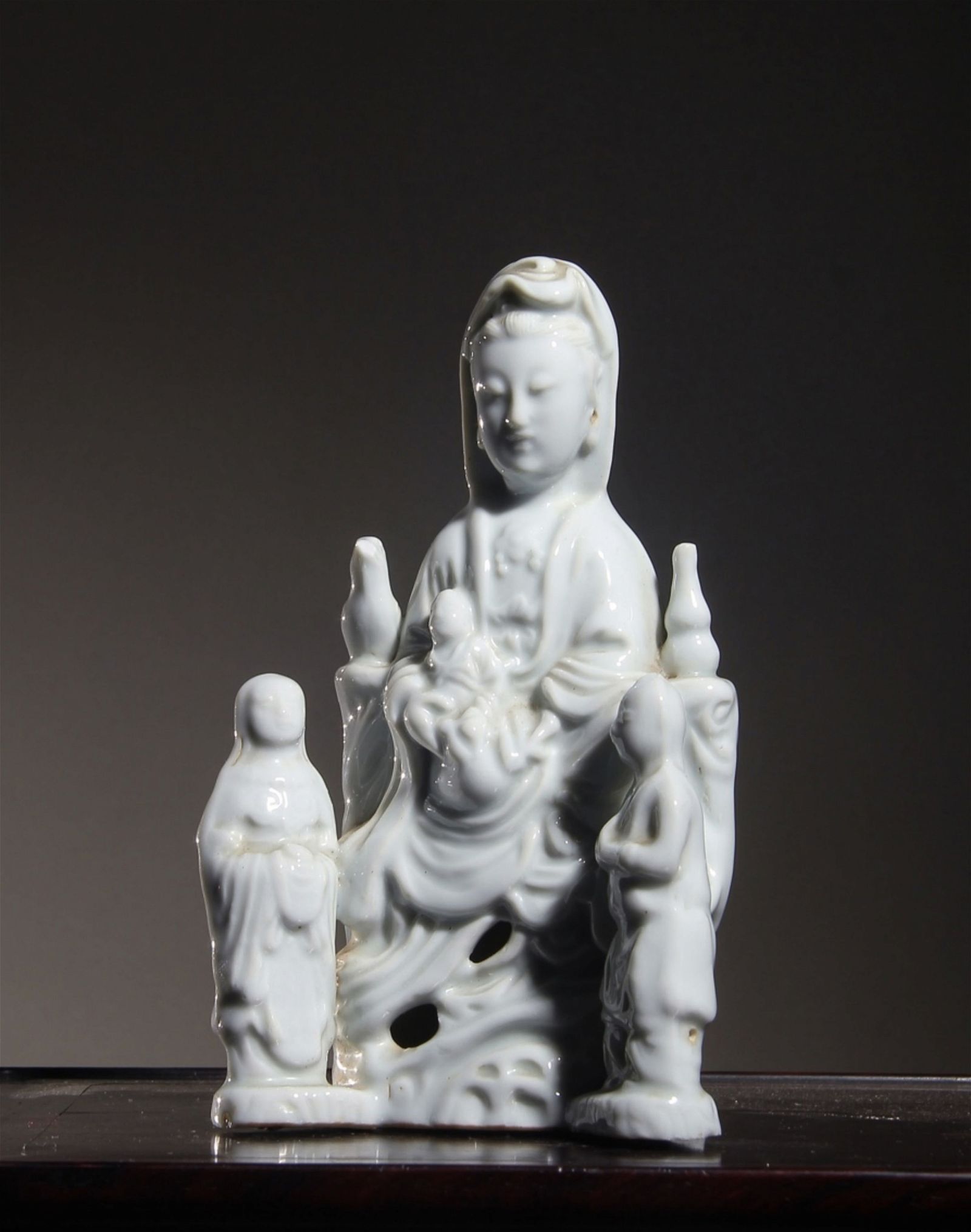 A CHINESE PORCELAIN FIGURE OF BUDDHAHt 18cm 3d0b5e