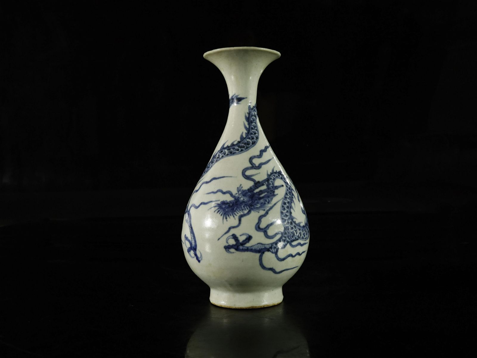 A FINE BLUE AND WHITE PEAR-SHAPED