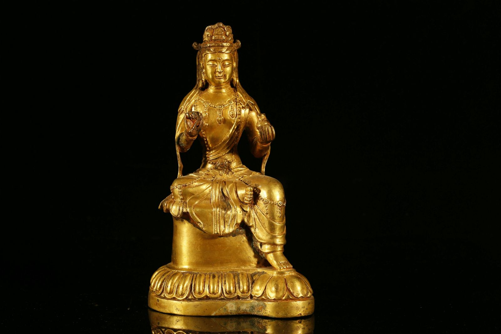 A RARE GILT BRONZE FIGURE OF GUANYINA 3d0c24