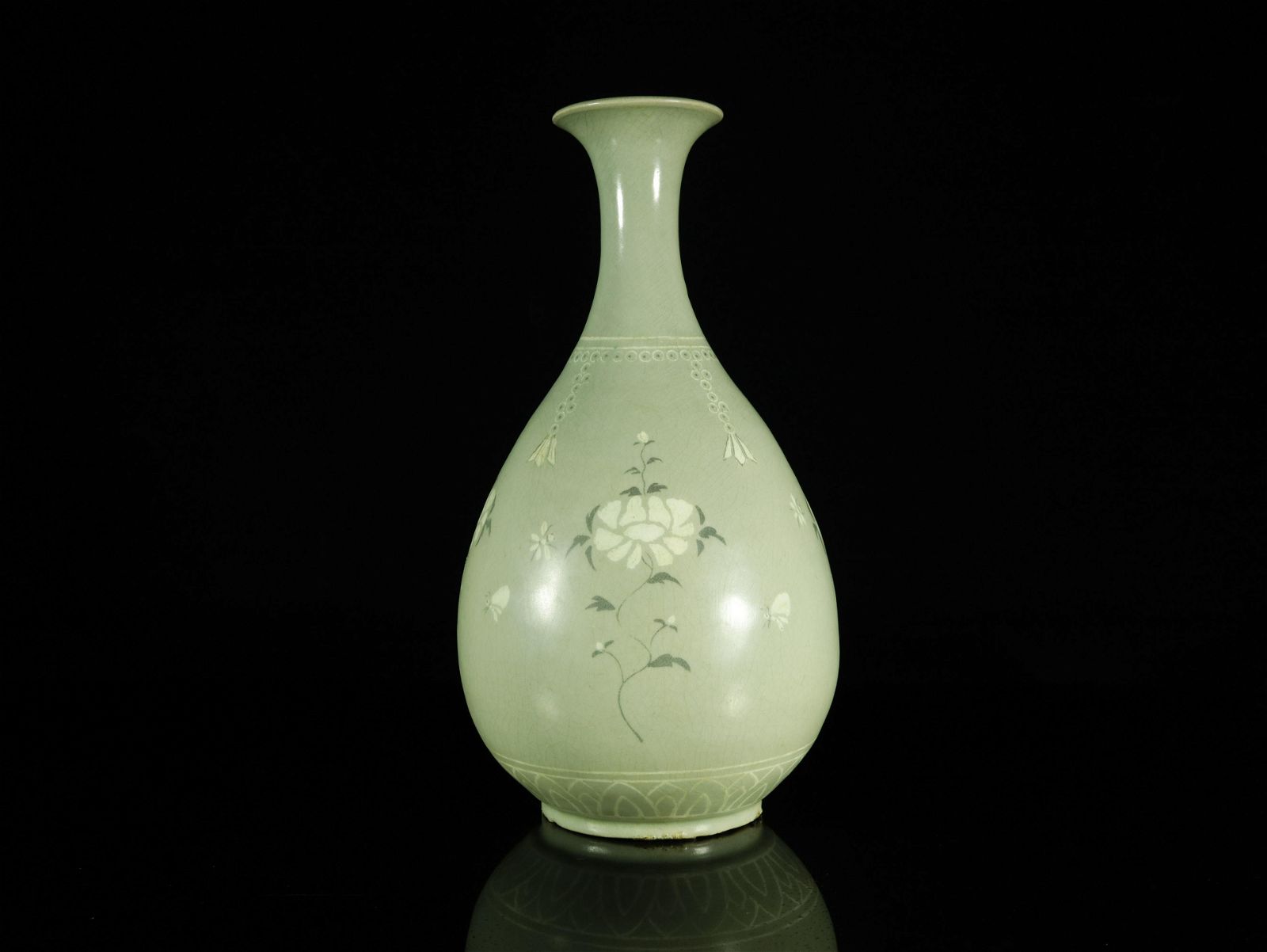 A TOP KOREAN CELADON GLAZED FLOWER  3d0c32