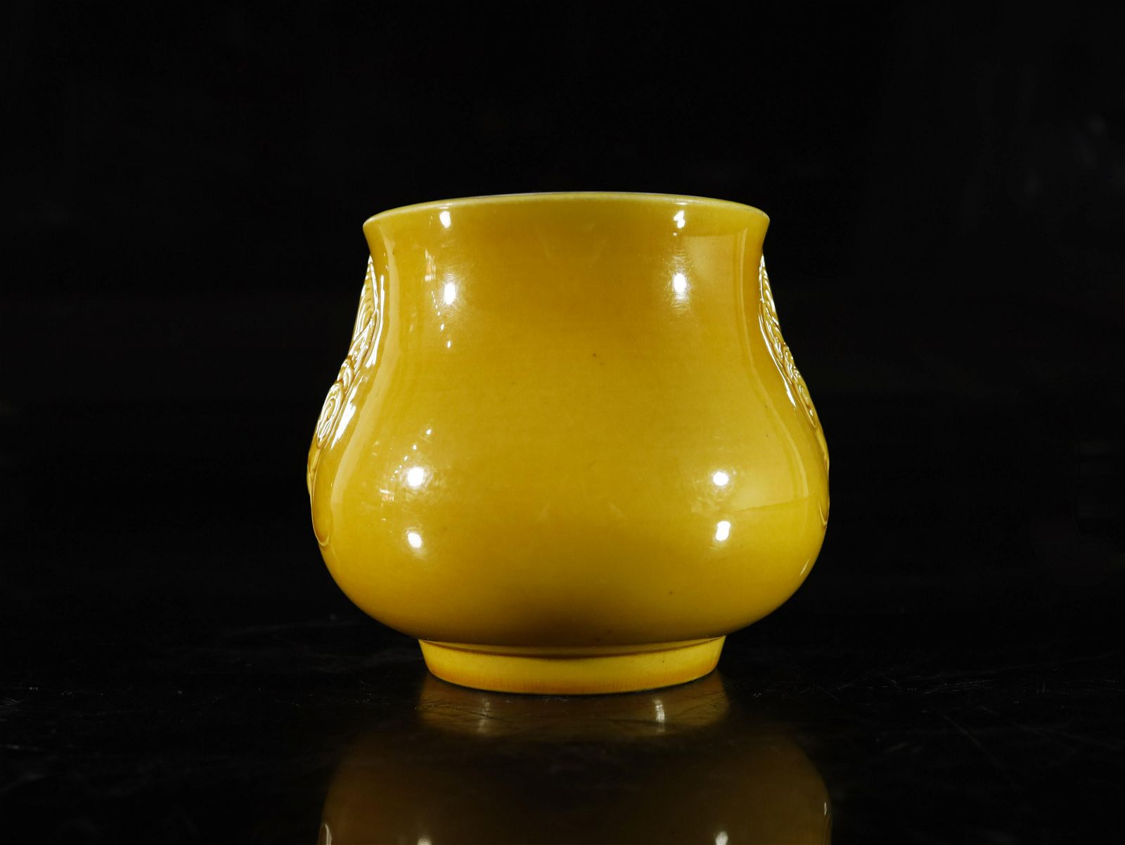 A YELLOW GLAZED JARA Yellow Glazed 3d0c5f