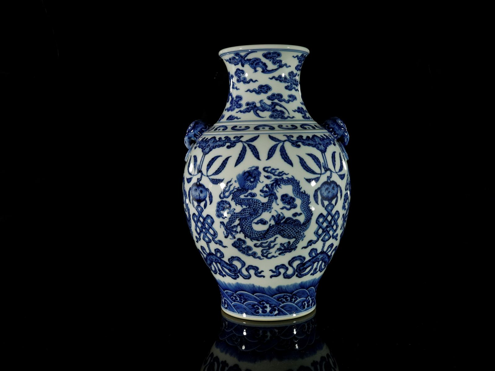 A MAGNIFICENT BLUE AND WHITE HANDLE 3d0ca8