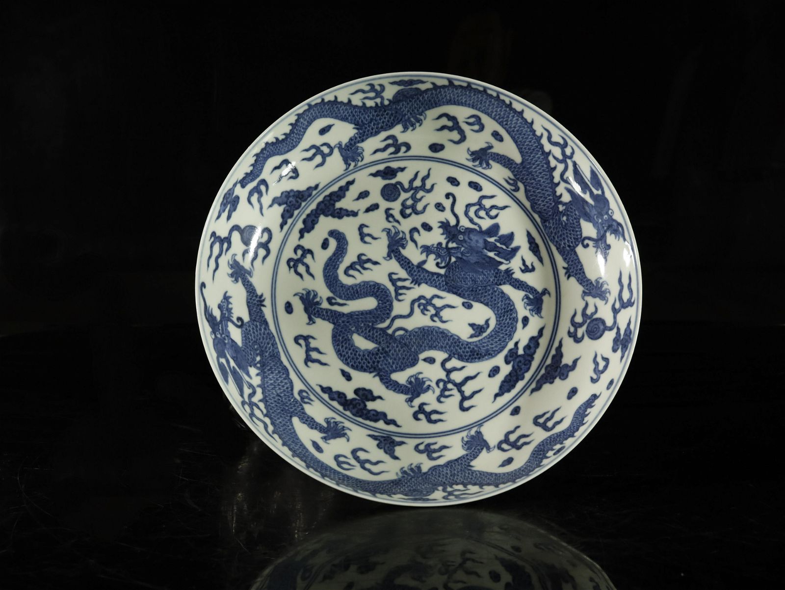 A BLUEAND WHITE 'DRAGON' PLATEA