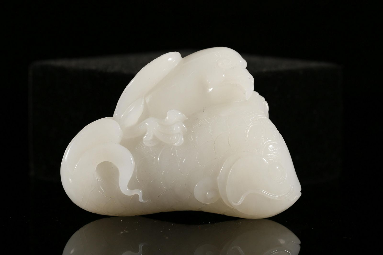 A FINE WHITE JADE EAGLE AND FISH  3d0cba