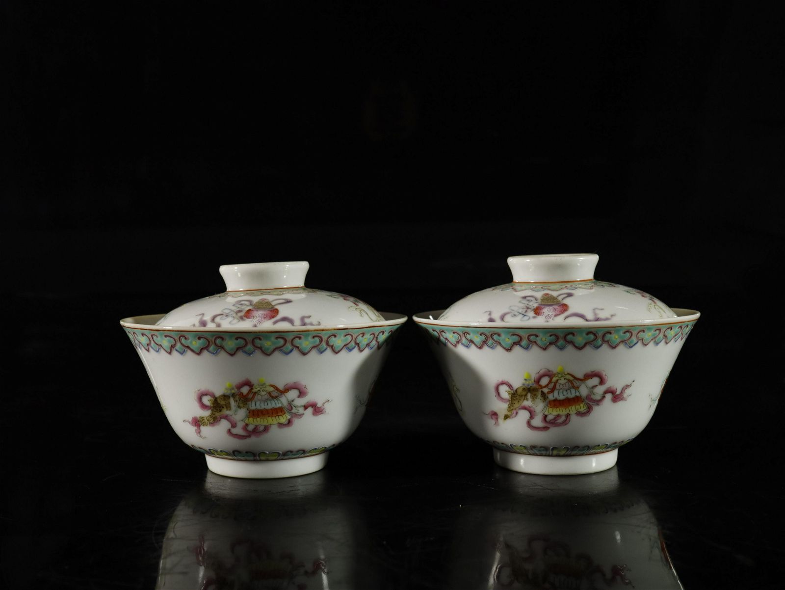 A PAIR OF FAMILLE ROSE TEABOWLSA 3d0d24