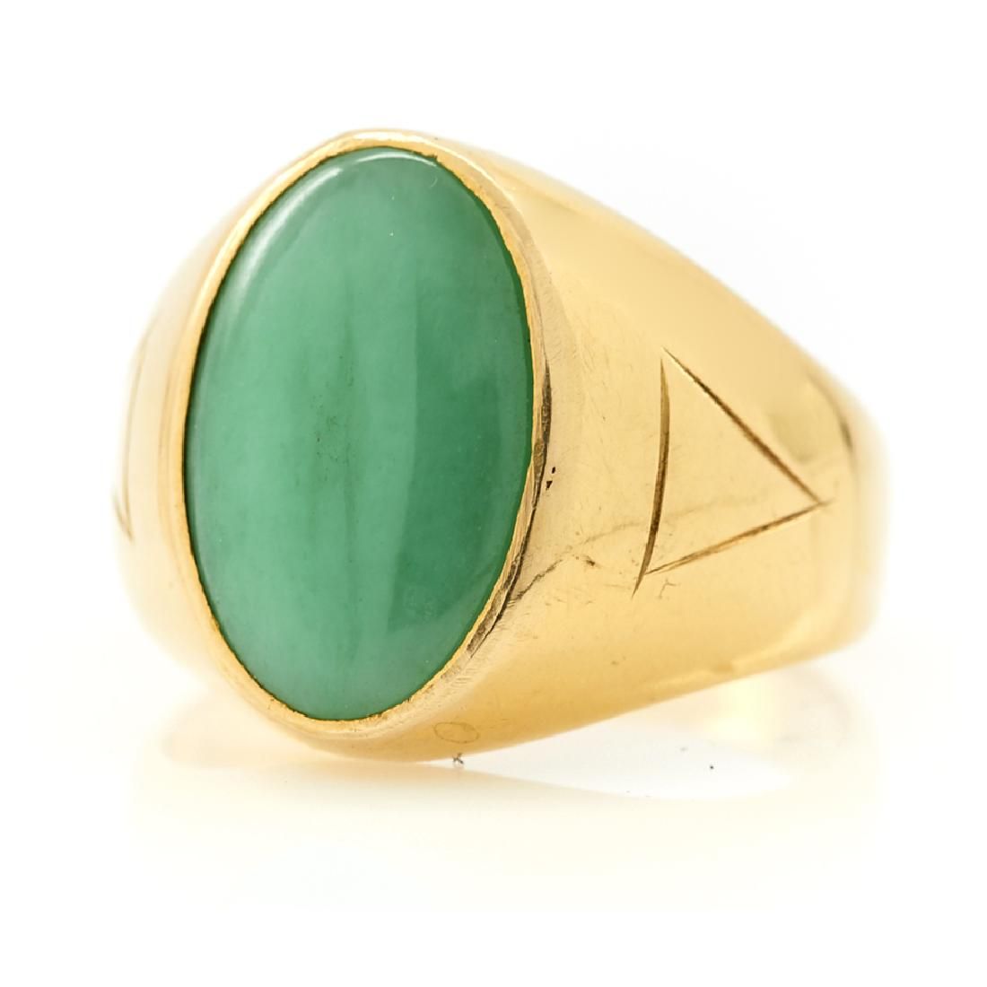 22K YELLOW GOLD AND JADE RING WITH 3d1472