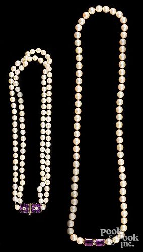 TWO PEARL NECKLACESTwo pearl necklaces 3d34ef