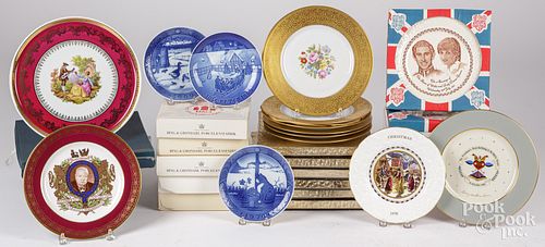 LOT OF TWENTY-FIVE PORCELAIN PLATESLot