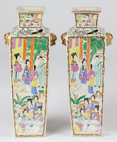 PAIR OF CHINESE EXPORT PORCELAIN FAMILLE