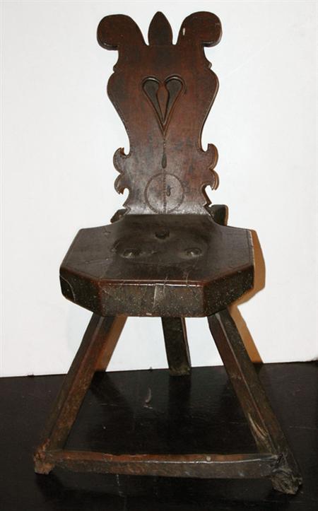 Italian Carved Walnut Hall Chair  69ad4