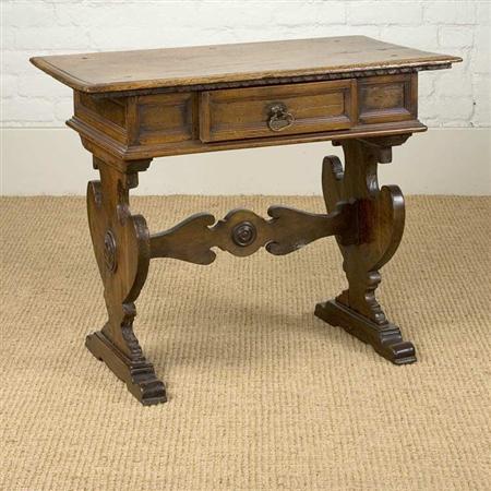 Italian Baroque Walnut Side Table  69dc4