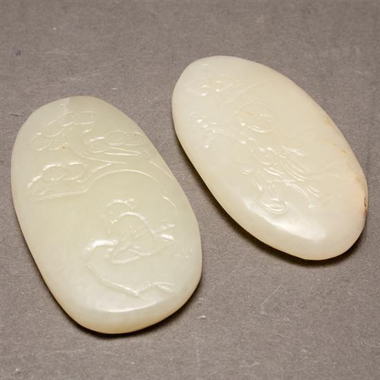 Two Chinese carved jade pendants 77c9d