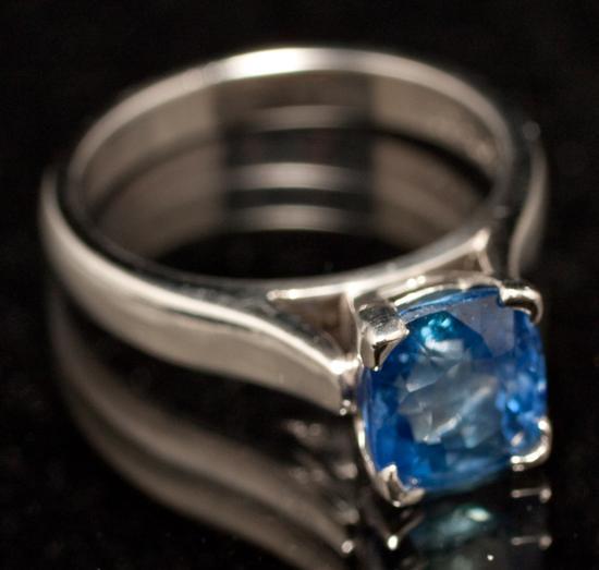 Lady's platinum and sapphire ring