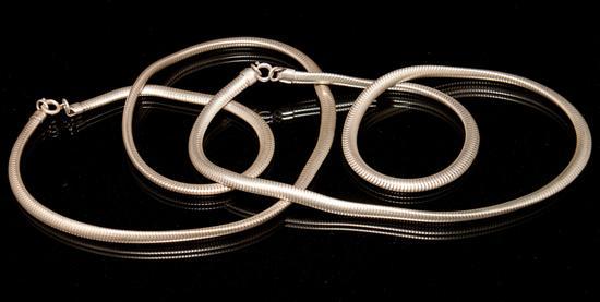 Two silver flexible link necklaces 78263