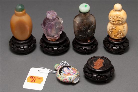 Five Chinese snuff bottles on carved 7832c