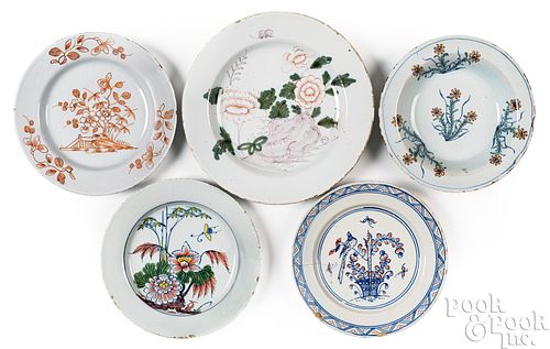 FIVE ENGLISH DELFTWARE PLATES AND SHALLOW