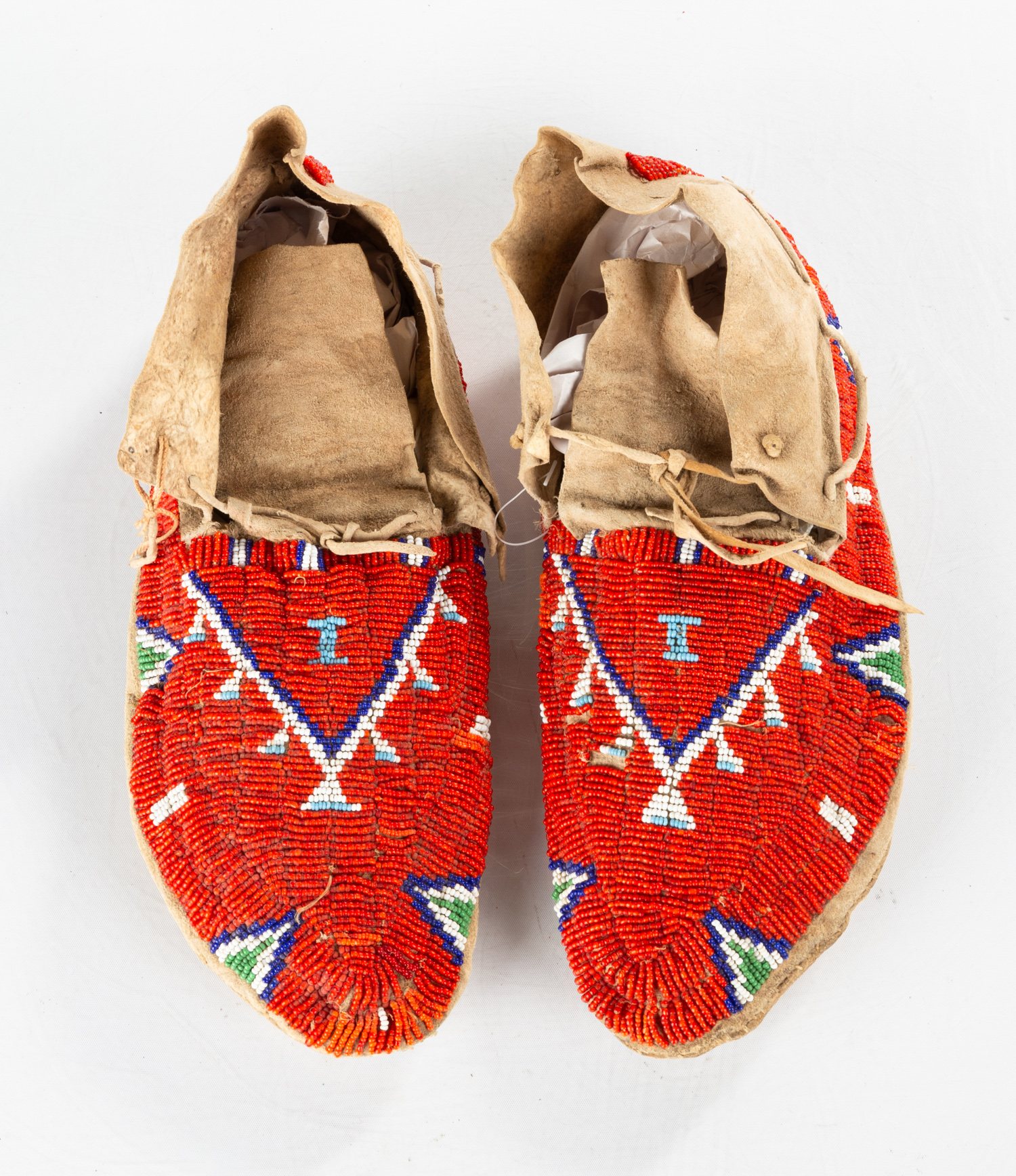 NATIVE AMERICAN BEADED MOCCASINS Late