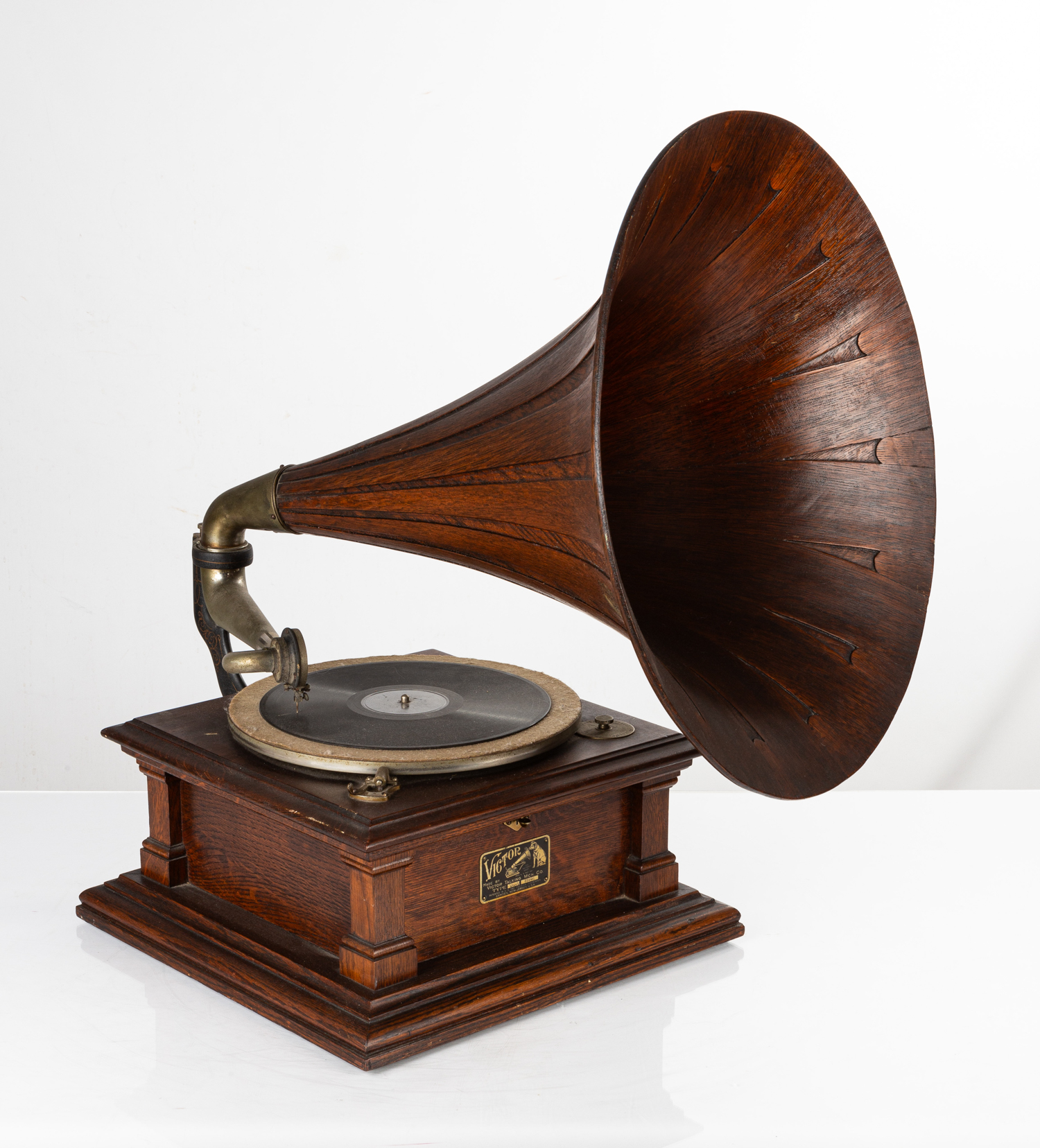 VICTOR MODEL D PHONOGRAPH WITH WOODEN
