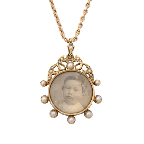 An Edwardian split pearl photo locket,