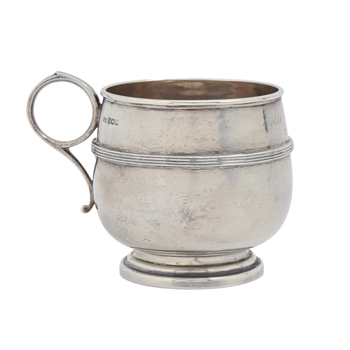 A George V silver mug with ring