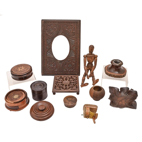 Miscellaneous treen and other items,