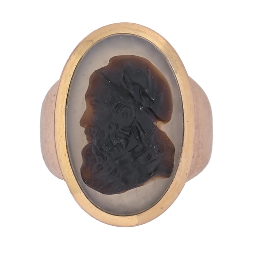 A gold and agate cameo ring, in