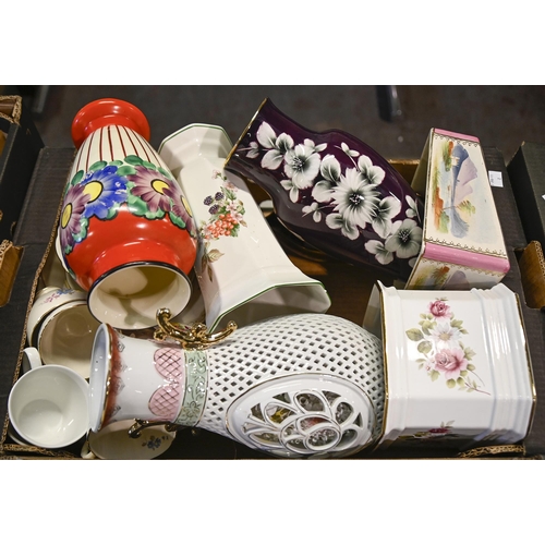 Miscellaneous ornamental ceramics and