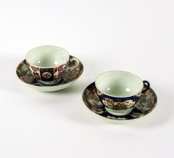 A WORCESTER BLUE-GROUND TEACUP