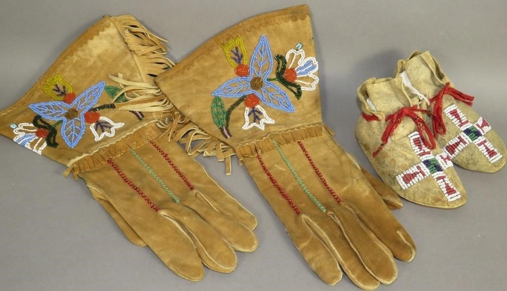 PAIR OF BEADED LEATHER GLOVES &