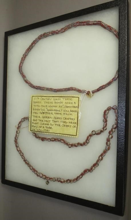 DISPLAY OF 2 STRUNG NECKLACES OF