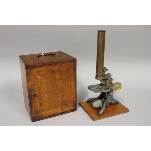 Boxed scientific microscope, unmarked,