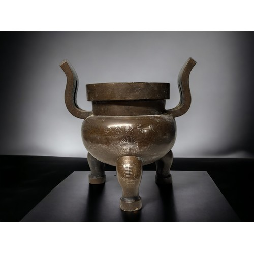 A LARGE CHINESE BRONZE CENSER (DING).