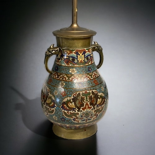A LARGE CHINESE CLOISONNE LAMP.
