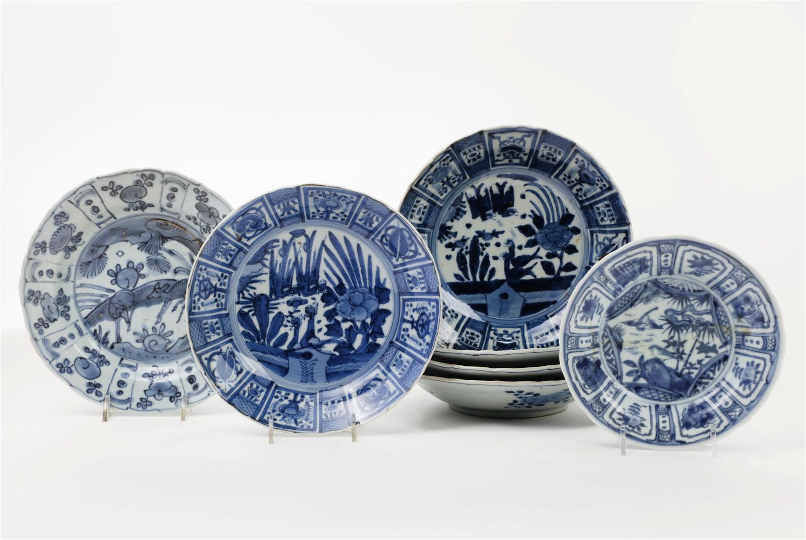 SEVEN PORCELAIN DISHES IN A KRAAK