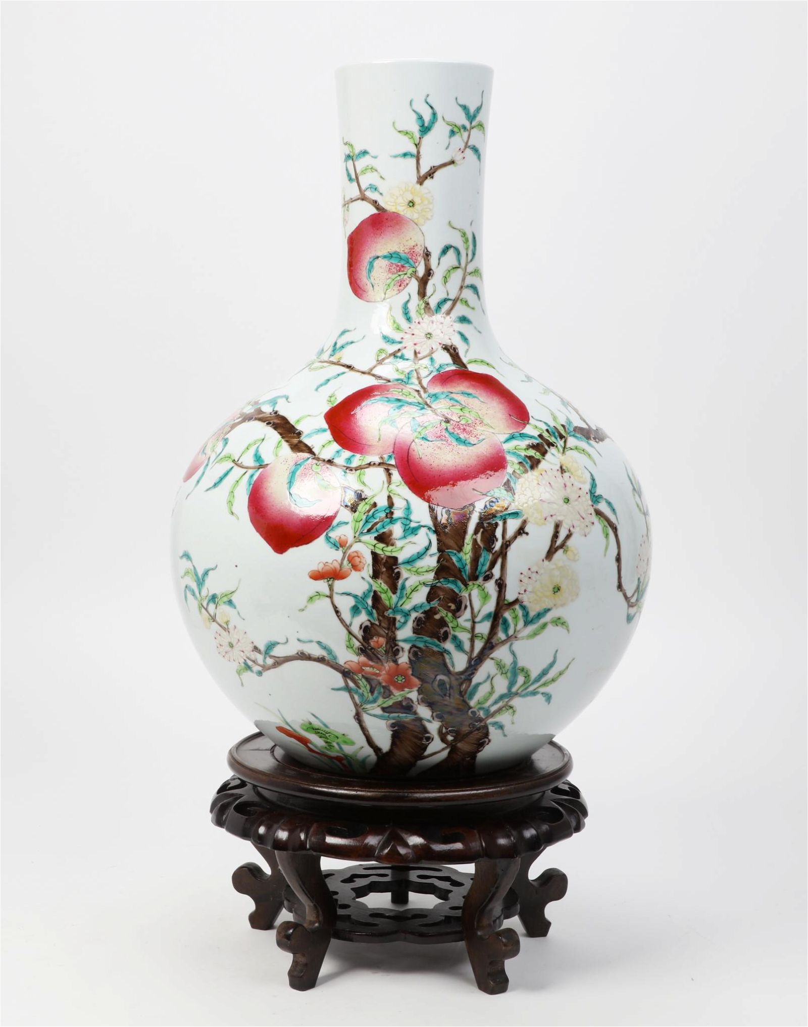A LARGE CHINESE FAMILLE ROSE PORCELAIN