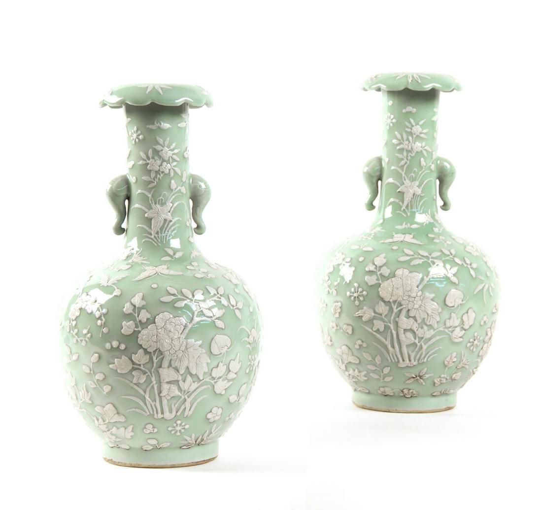 A PAIR OF CHINESE PORCELAIN VASESA