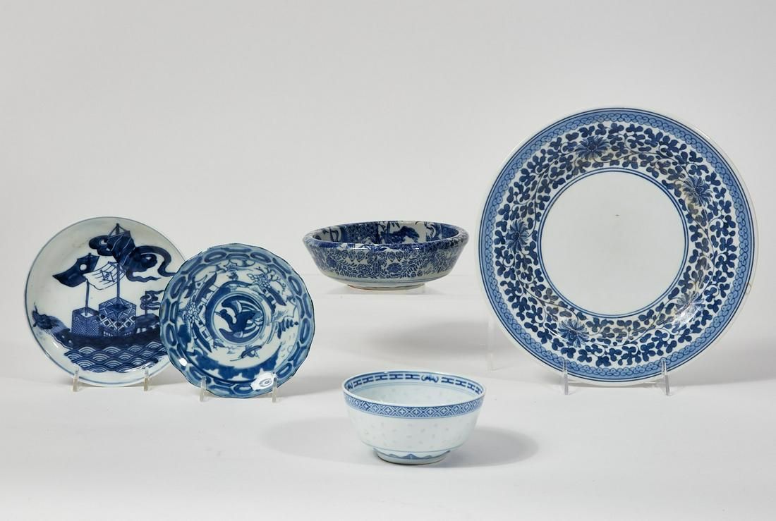 FIVE CHINESE BLUE AND WHITE PORCELAIN