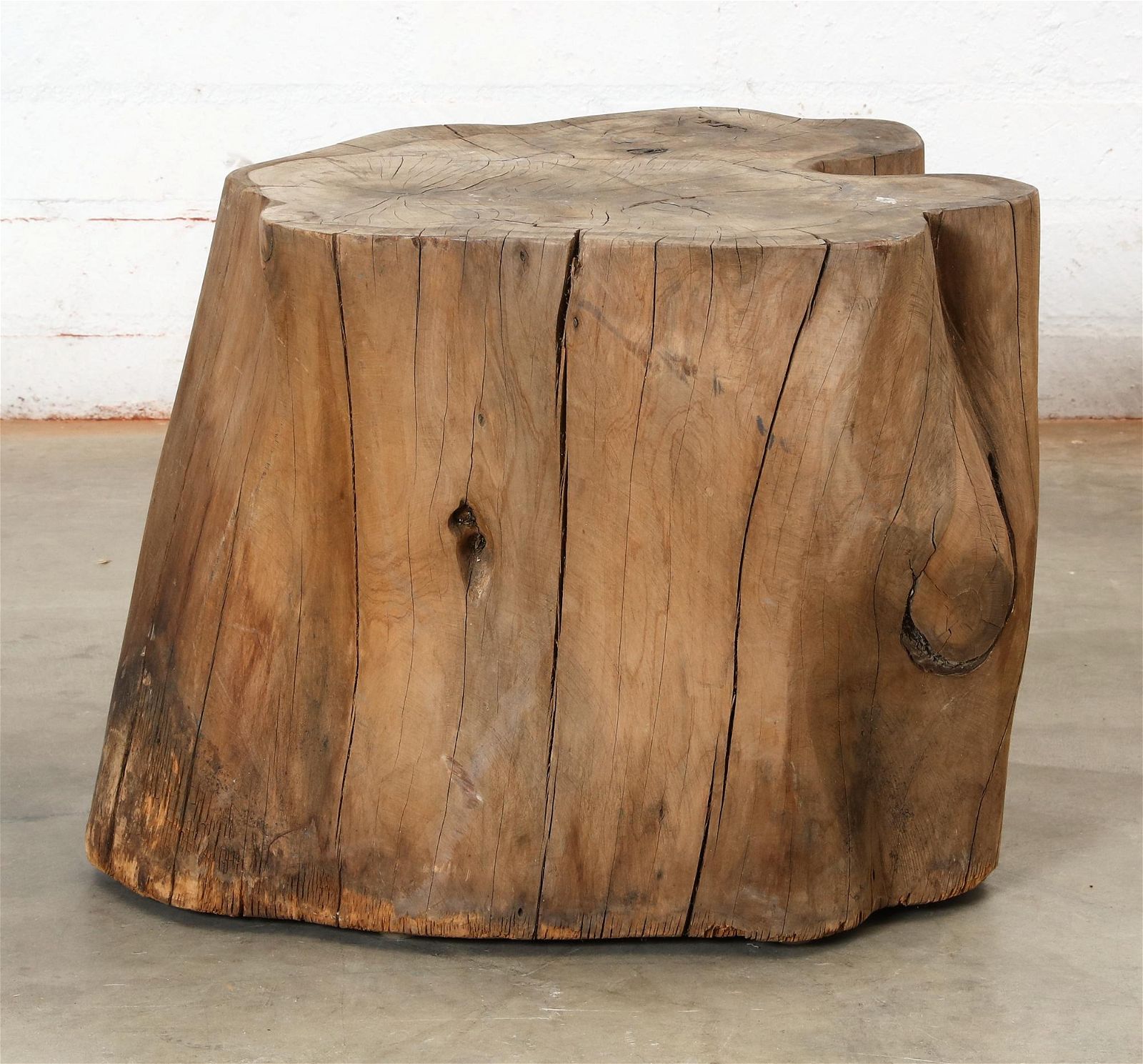 A HARDWOOD TRUNK SECTION PEDESTAL