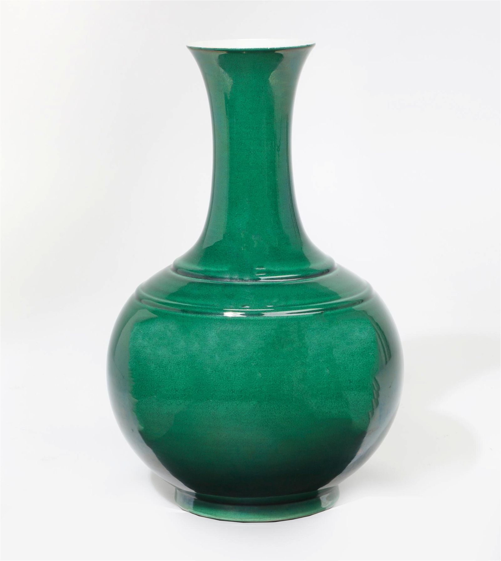 A CHINESE PORCELAIN GREEN VASEA