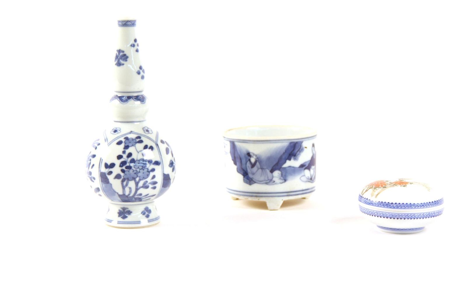 THREE CHINESE BLUE AND WHITE PORCELAIN