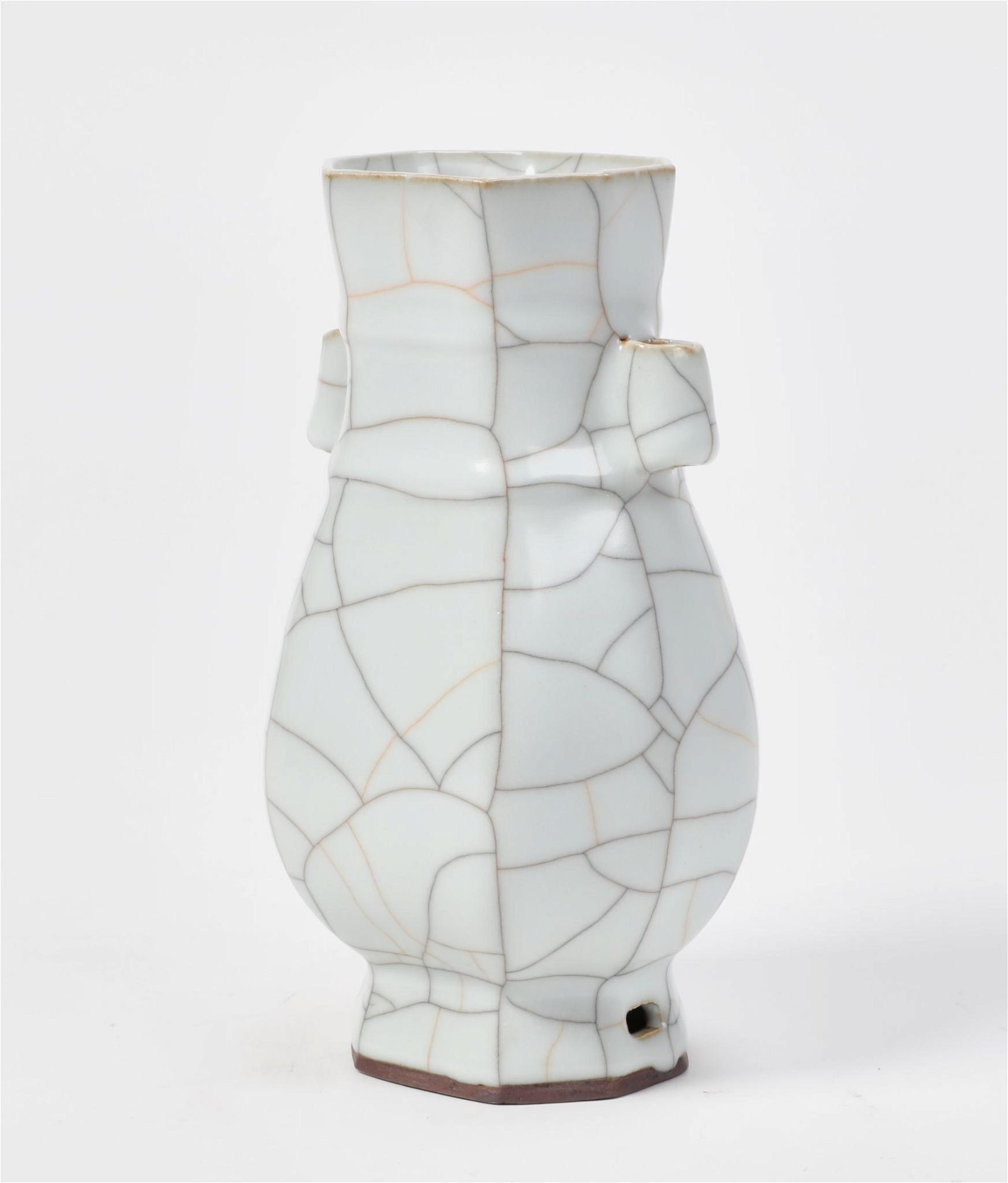 A CHINESE WHITE CRACKLE GLAZE PORCELAIN
