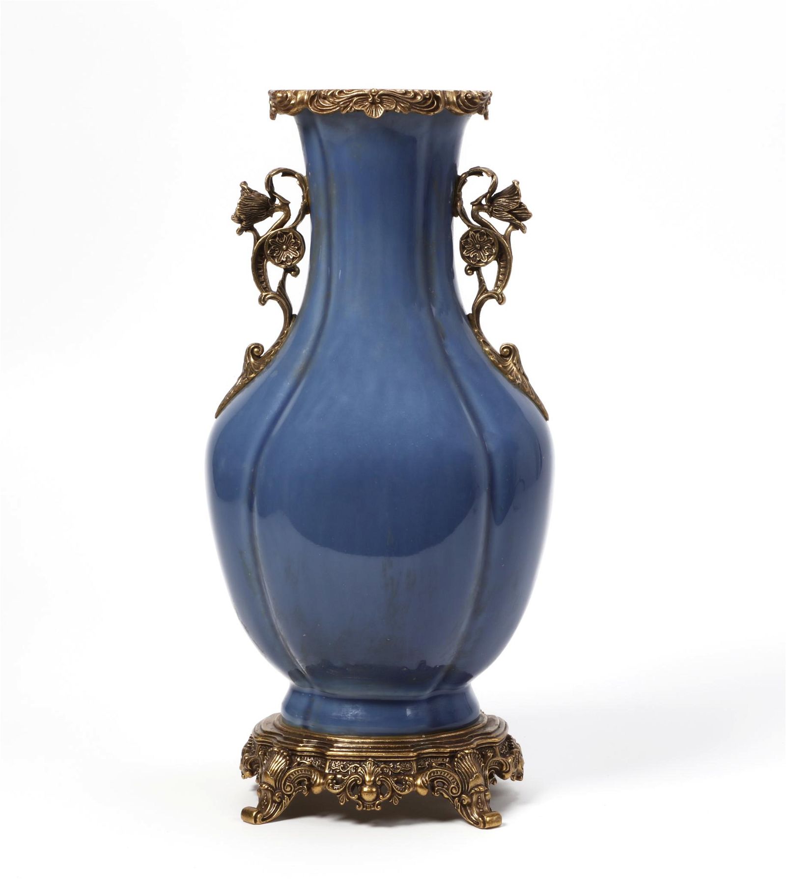 A CHINESE PORCELAIN VASE WITH GILT