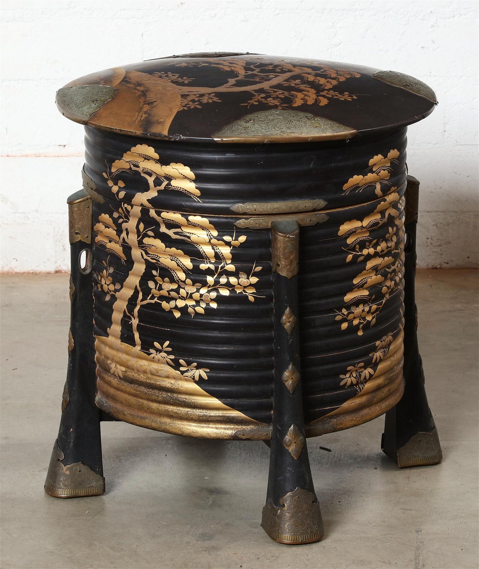 A JAPANESE GILT AND LACQUERED KAI-OKEA