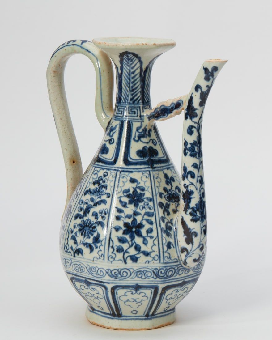 A CHINESE BLUE AND WHITE PORCELAIN