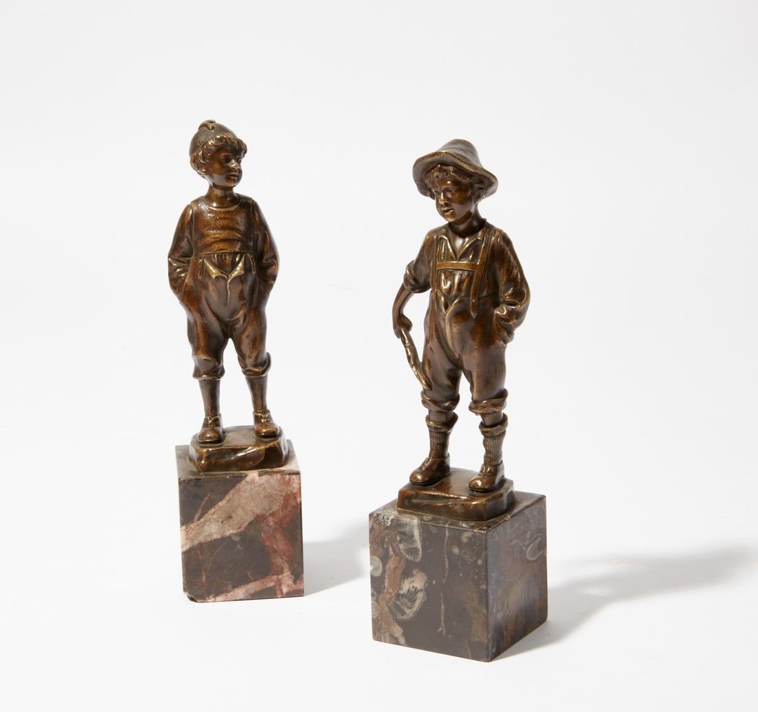 A PAIR OF CONTINENTAL BRONZE FIGURES