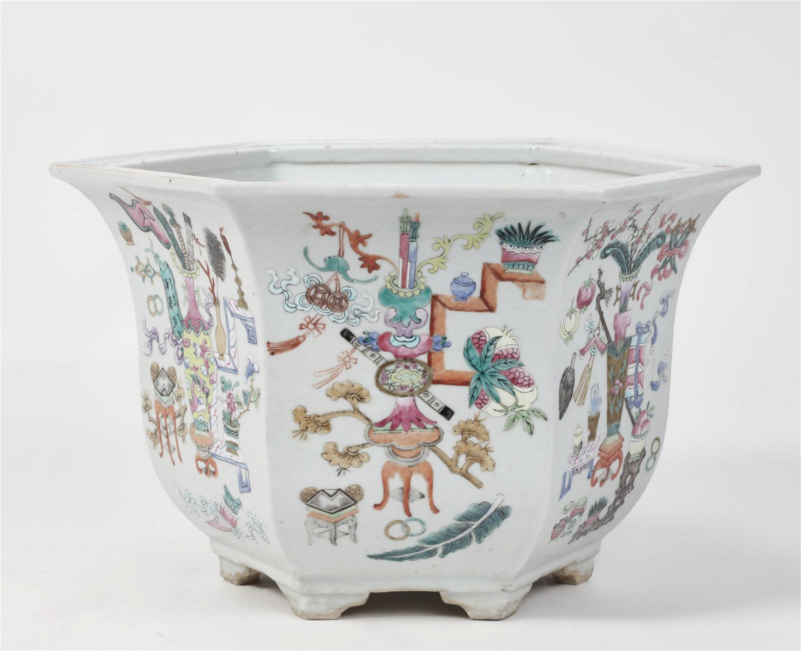 A LARGE CHINESE FAMILLE ROSE PORCELAIN
