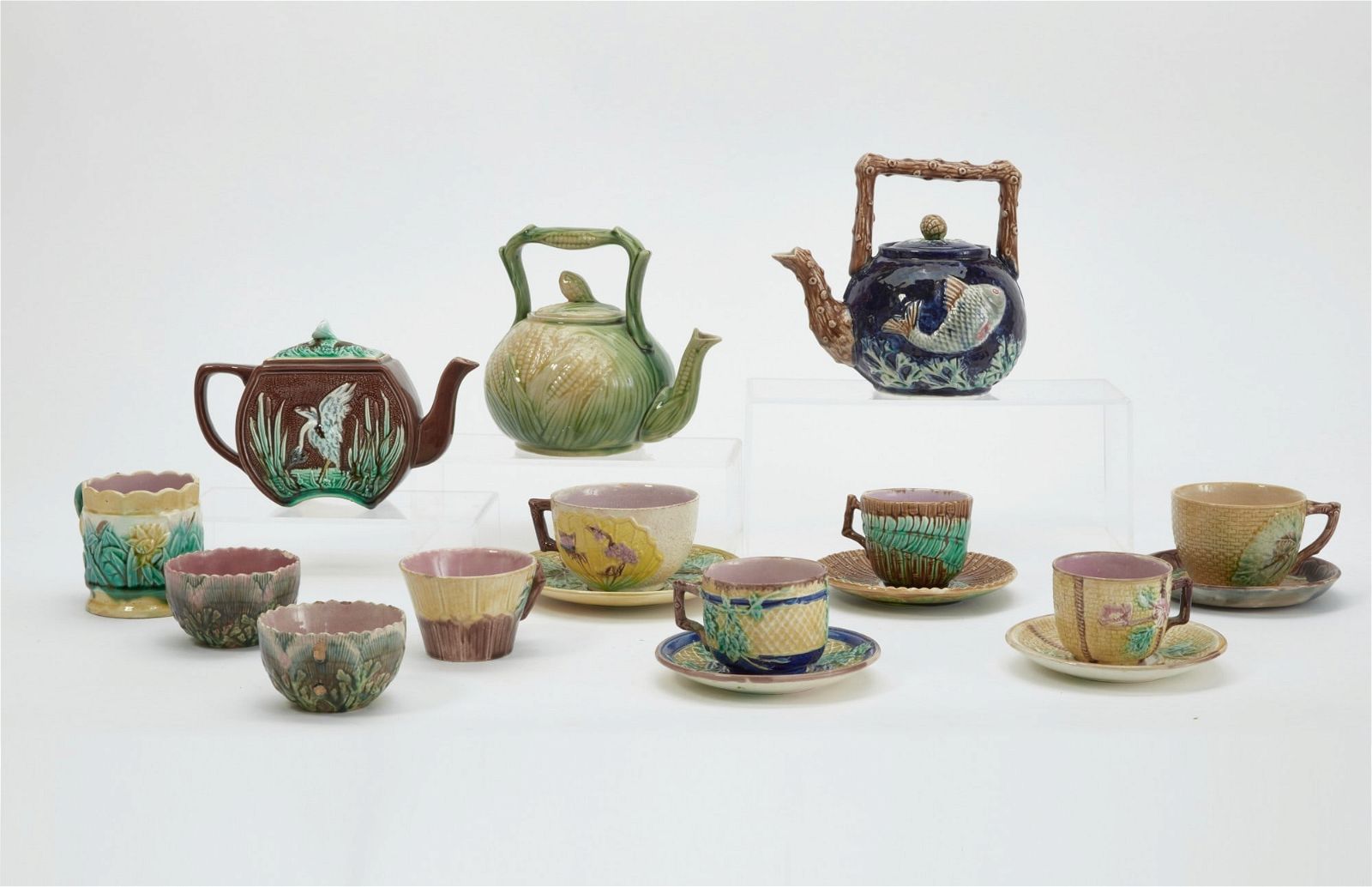 AN ASSORTED COLLECTION OF MAJOLICA