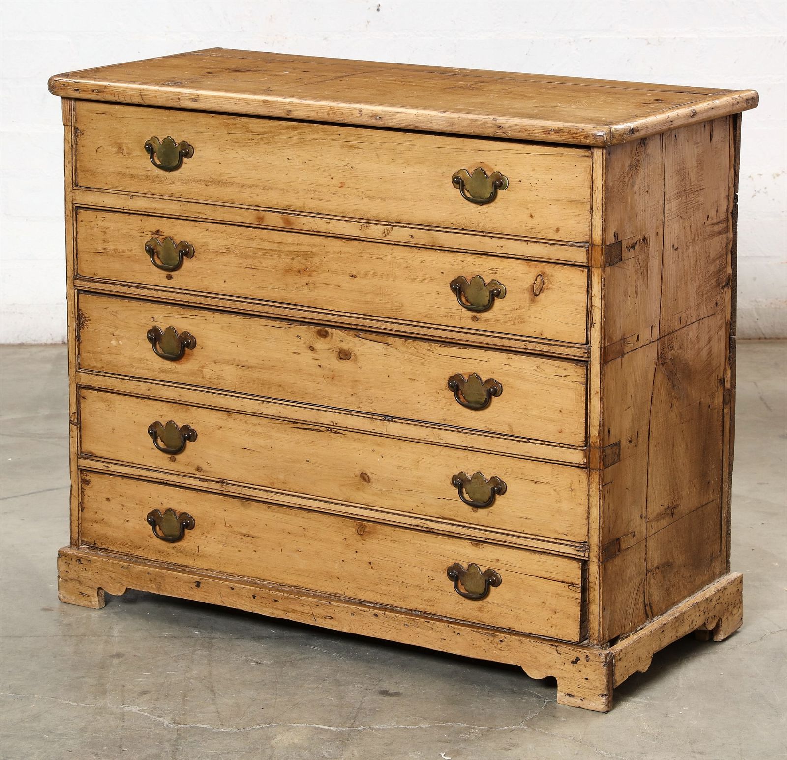 A CONTINENTAL PINE CHEST OF DRAWERSA